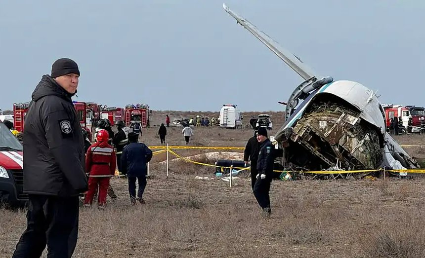 El avión de Azerbaijan Airlines se estrelló cuando viajaba desde Bakú, la capital azerbaiyana, hacia Grozni, capital de la república rusa de Chechenia.