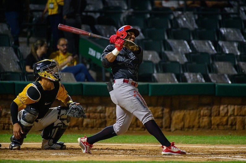 Roel pertenece actualmente a Cañeros de Los Mochis, de la Liga Mexicana del Pacífico