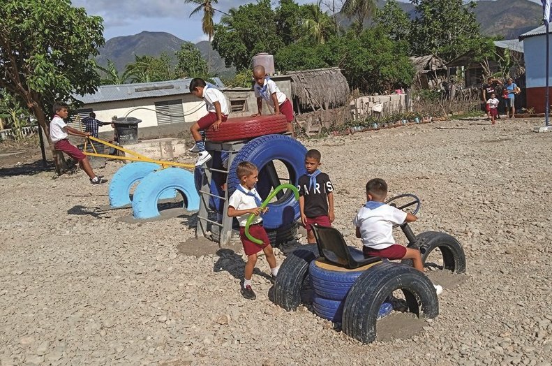 Niños con sus uniformes coloridos