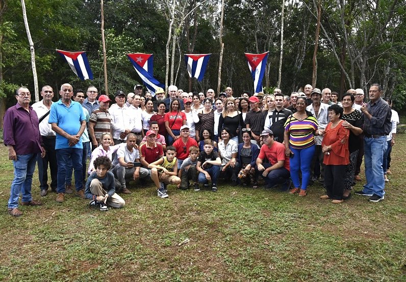 El Presidente de la República, Miguel Díaz-Canel Bermúdez, conmemoró junto a cenagueros de Soplillar el aniversario 65 de la Cena de los Carboneros con Fidel en la Nochebuena de 1959. Participó el miembro del Buró Político y Secretario de Organización del Comité Central, Roberto Morales Ojeda