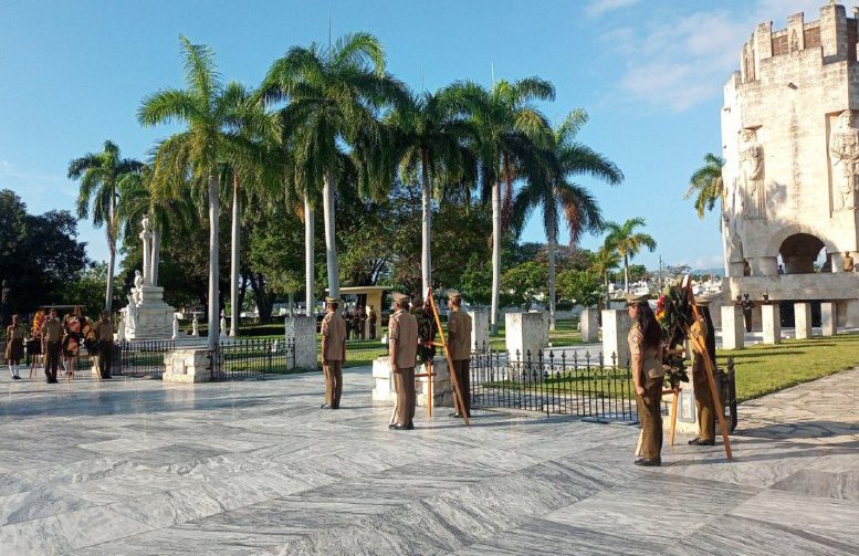 Ofrendas florales del General de Ejército Raúl Castro Ruz y del Primer Secretario del Comité Central del Partido y Presidente de la República, Miguel Díaz-Canel Bermúdez, fueron depositadas en el cementerio patrimonial Santa Ifigenia