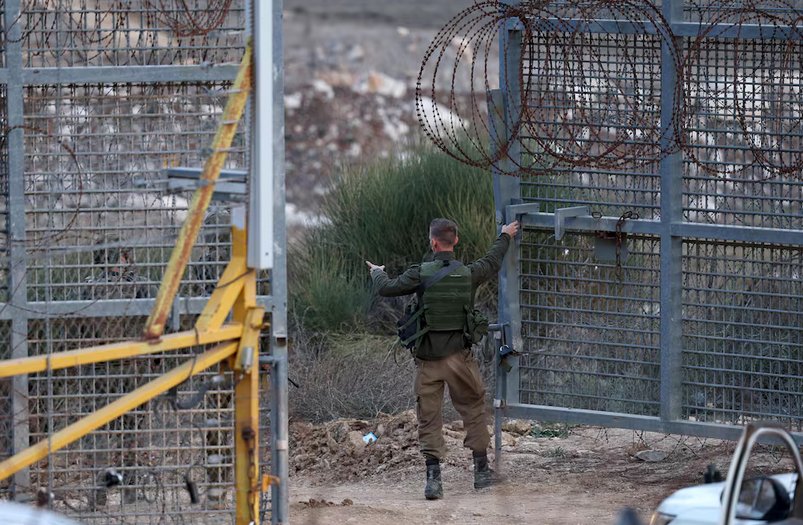 Un soldado israelí abría este martes un paso fronterizo con Siria cercano a la localidad de Majdal Shams.