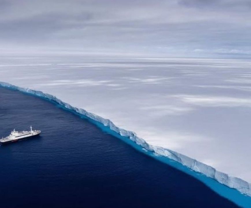 Científicos a bordo del buque RSS estudian el iceberg más grande del mundo