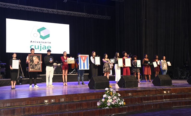 La gala por el aniversario 60 de la Universidad Tecnológica de La Habana José  Antonio Echeverría constituyó un acto muy emotivo