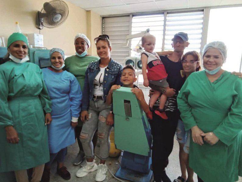 Equipo multidisciplinario encargado de las cirugías que han mejorado la salud emocional de los infantes. Junto a los especialistas y algunos familiares, están también los pequeños Carlos Daniel y Lucas Dainier