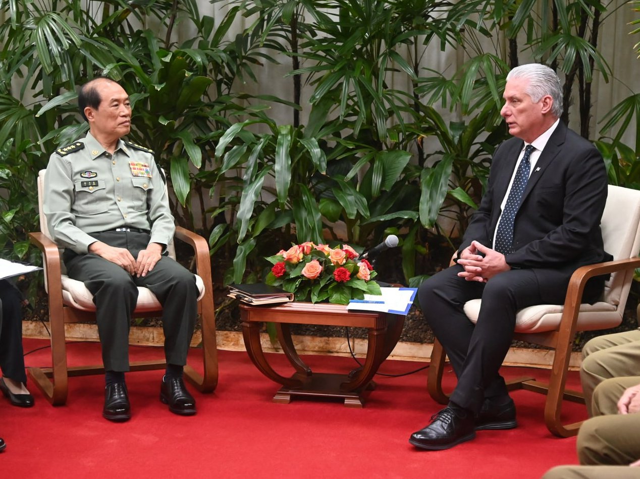 El Primer Secretario del Comité Central del Partido Comunista y Presidente de la República, Miguel Díaz-Canel Bermúdez, y el coronel general He Weidong, miembro del Buró Político del Comité Central del Partido Comunista de China y vicepresidente de la Comisión Militar Central de ese país.