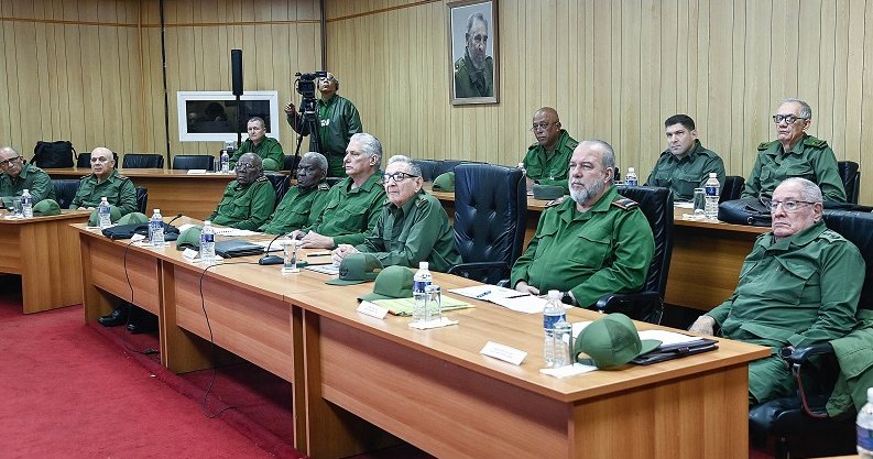 Raúl y Díaz-Canel visitaron el Puesto  de Mando del Ejército Occidental