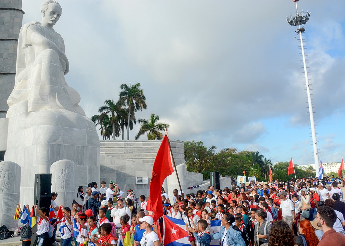 Desfiles martianos y diversas actividades tienen lugar a lo largo de la isla para rendir tributo a José Martí