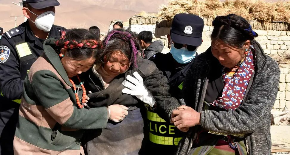 Los equipos de rescate a evacuado a personas heridas en la aldea de Zhacun, situada en el condado de Tingri