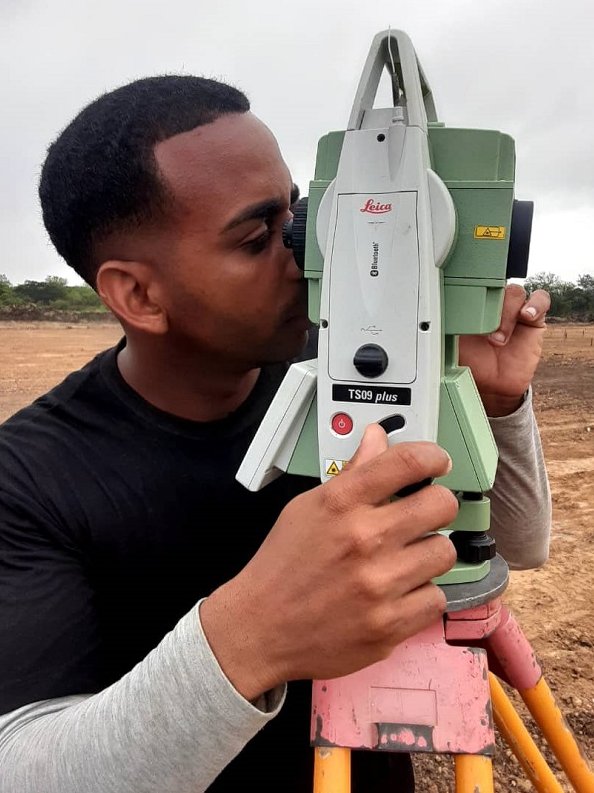 El joven topógrafo santiaguero Harold Rafael Cobas pone toda su pericia y precisión en el replanteo de las plataformas del parque solar