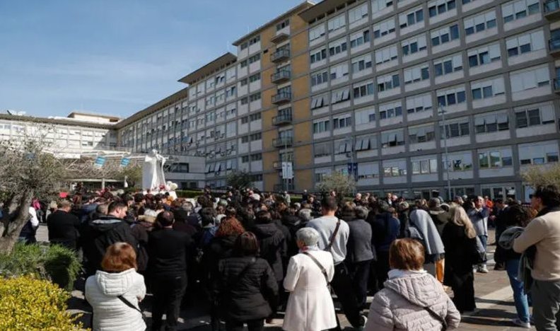 Cientos de feligreses se reúnen a las afueras del hospital Gemelli