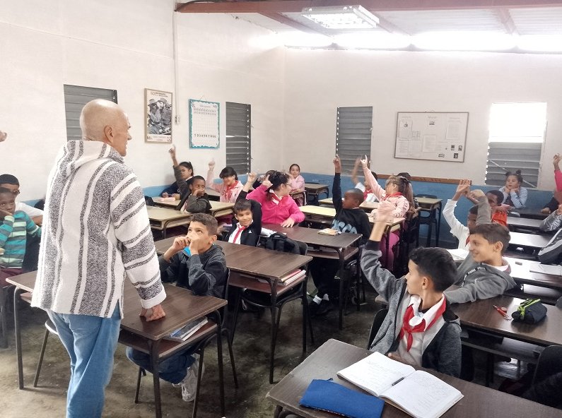 Junto a su profesor Bárbaro Ernesto mucho han aprendido los pioneros sobre el Apóstol y otros ilustres cubanos