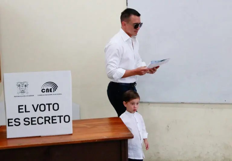 Noboa emite su voto en elecciones generales de Ecuador