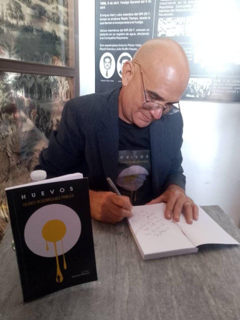 Ulises Rodríguez Febles firma su libro Huevos