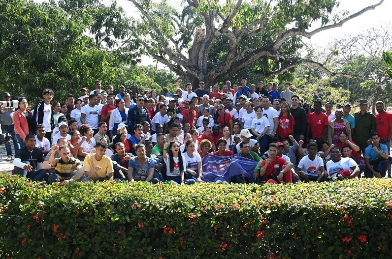 Acompañados por el Presidente cubano y por Roberto Morales Ojeda, secretario de Organización del Comité Central del Partido Comunista de Cuba, hombres y mujeres de bien, mayoritariamente jóvenes, recordaron la gesta del 15 de Marzo, hablaron de la historia patria y ratificaron su compromiso de ser fieles a la libertad, justicia y dignidad conquistadas