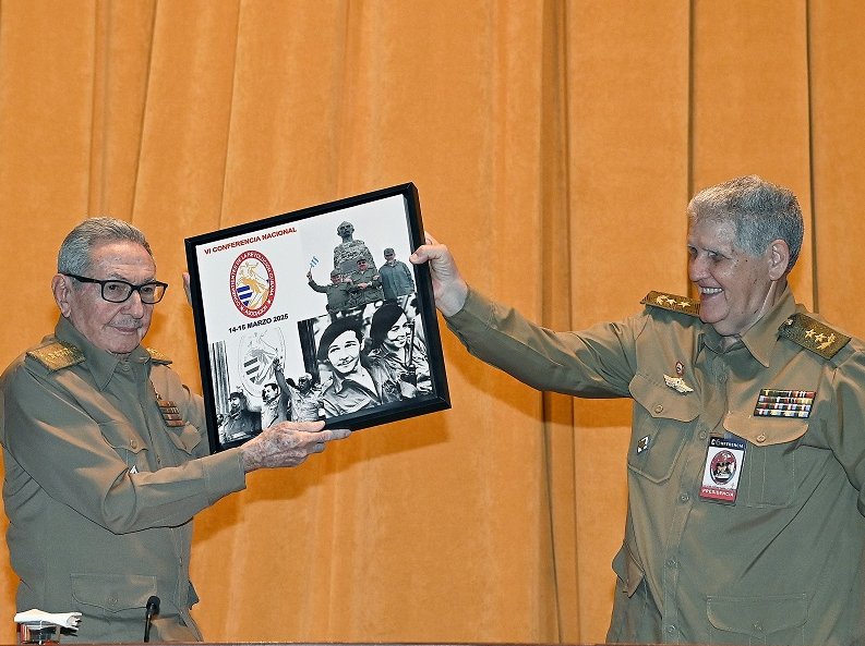 Raúl -fundador de la ACRC- recibió un sencillo y merecido reconocimiento de los combatientes, en representación de los asociados de todo el país