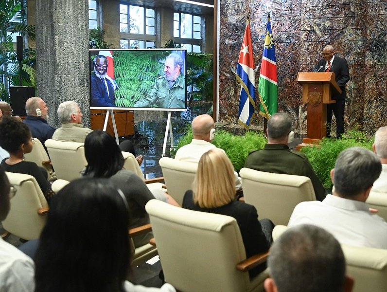 El embajador Samuel Goagoseb