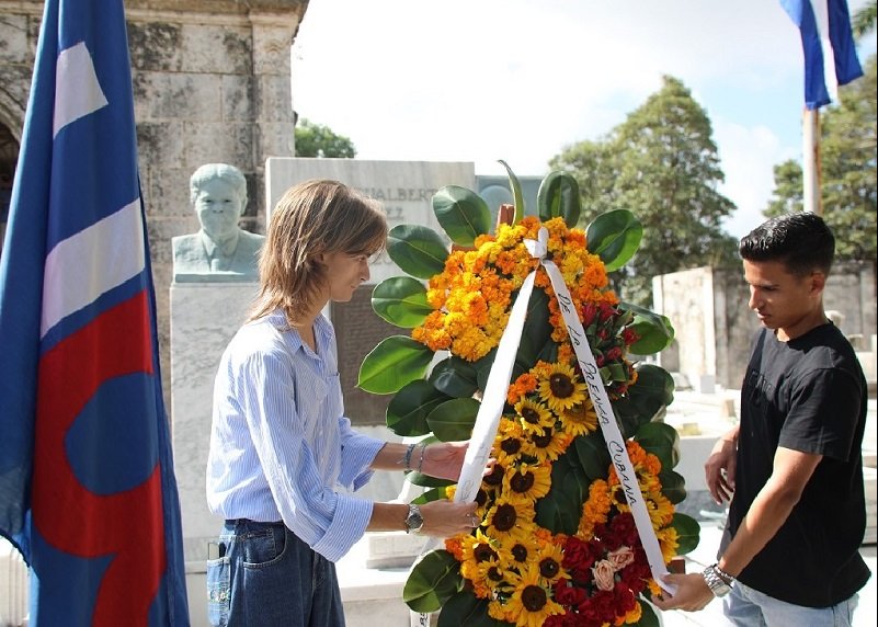 La ofrenda floral al ilustre patriota