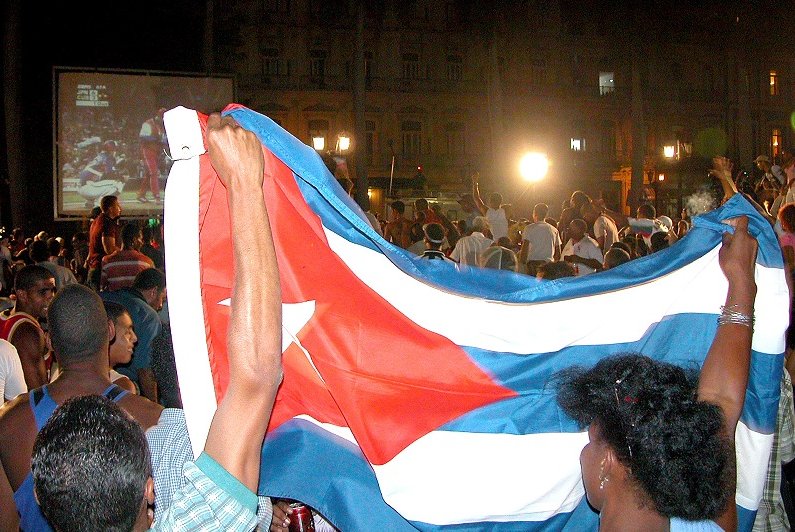 En el Parque Central capitalino, como en toda Cuba, los fanáticos se juntaron para seguir cada jugada de su equipo