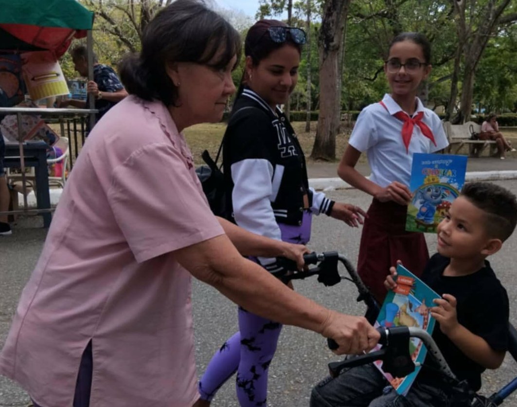 Niños se divierten con su nueva aventura literaria en la Fiesta del Libro agramontina