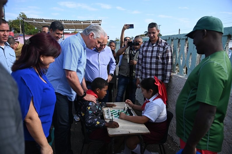 El presidente cubano visitó la recién rehabilitada cancha deportiva de la comunidad Montezuelo, del Consejo Popular Pepe Portilla