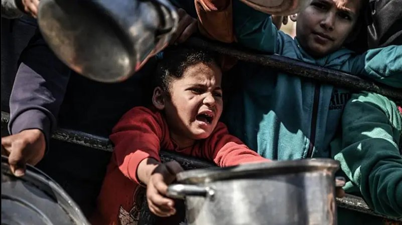 Shaima espera recibir algo de comida.
