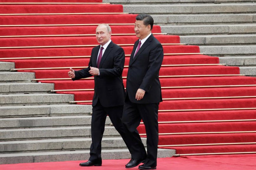 Xi Jinping y Vladímir Putin caminan juntos por la alfombra roja