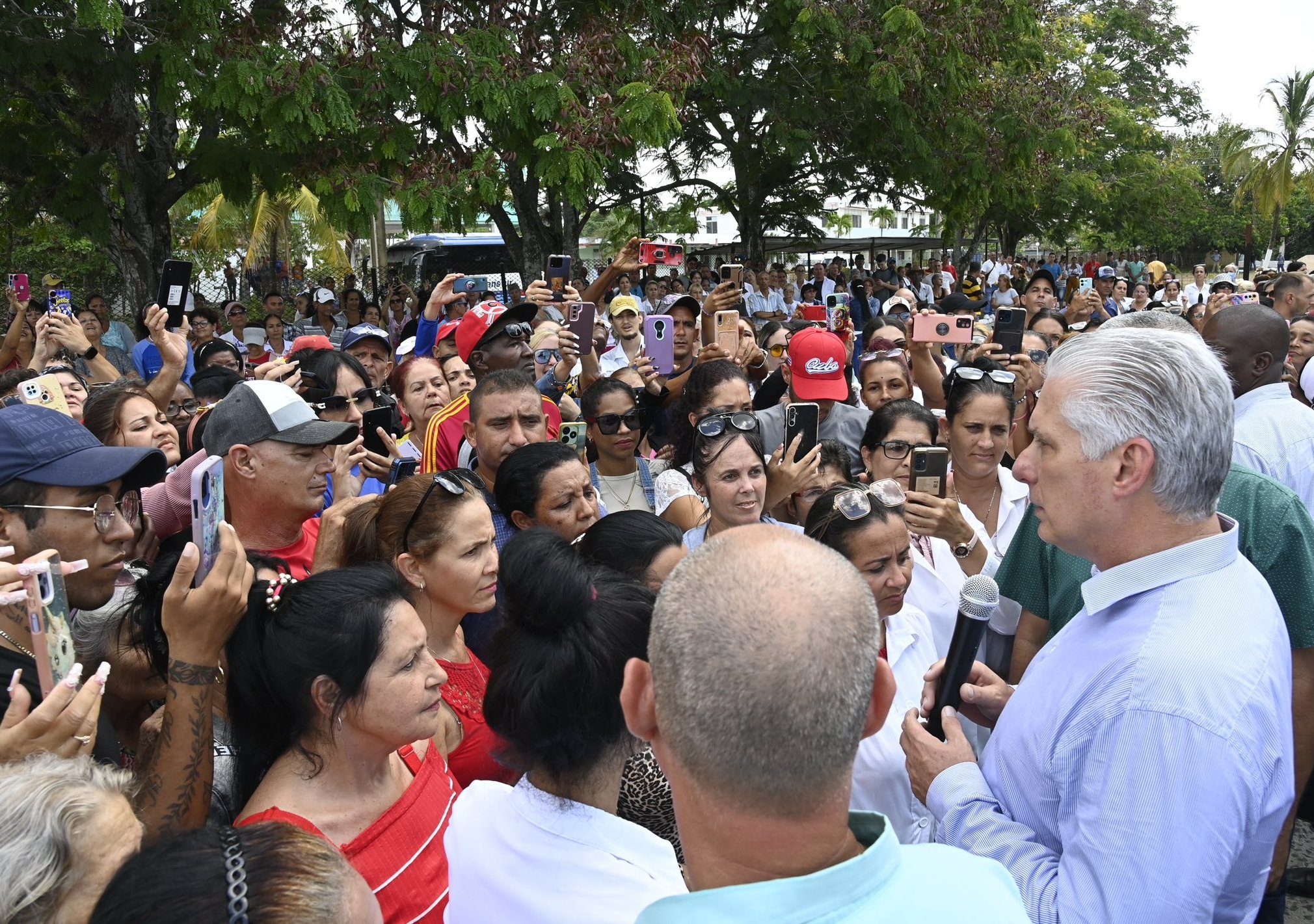 Este miércoles en la mañana el Primer Secretario del Comité Central del Partido Comunista de Cuba y Presidente de la República, Miguel Díaz-Canel Bermúdez, visitó en la provincia de Camagüey los municipios de Esmeralda, Sierra de Cubitas y Minas.