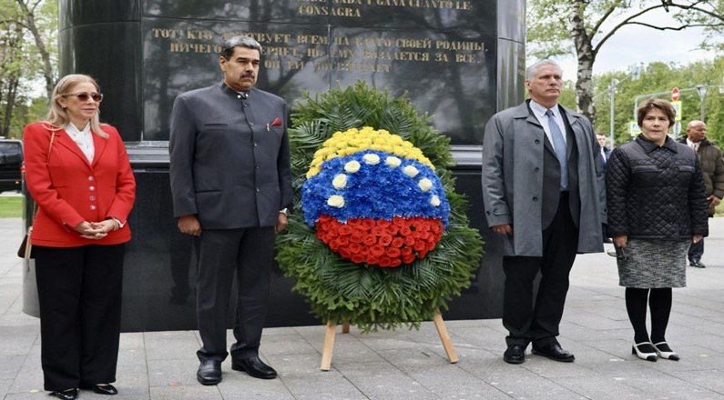 Díaz-Canel y Maduro honran a Bolívar en la capital rusa.