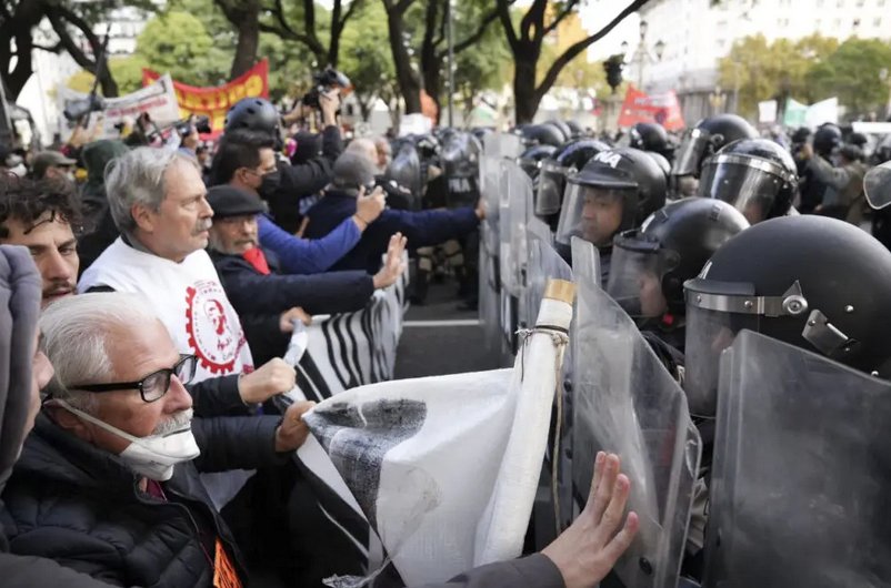 La represión contra los jubilados en Argentina