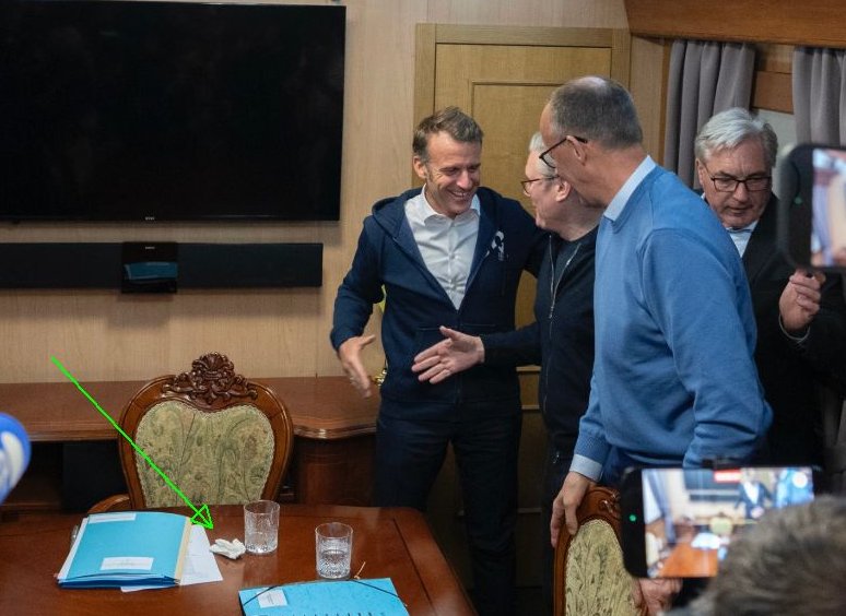 Macron dijo que el intento de desinformación llegó tan lejos como para hacer parecer un pañuelo de papel como droga