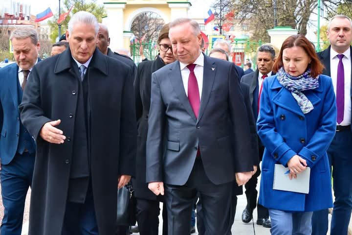 Presidente cubano intercambia con el gobernador de San Petersburgo