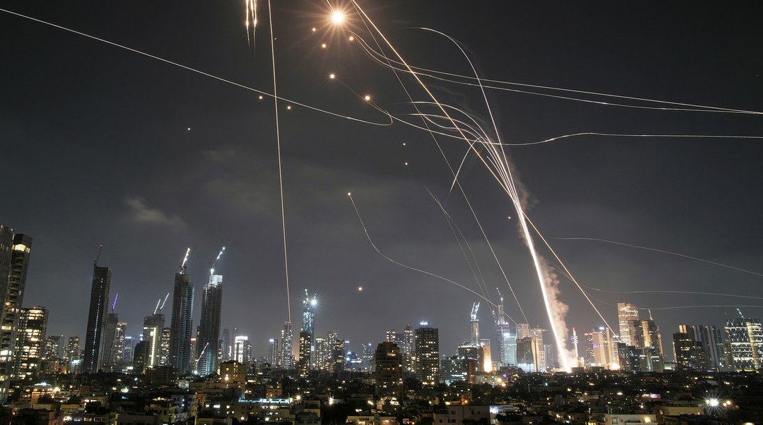 Misiles y drones de Irán llegando en oleadas sobre Tel Aviv