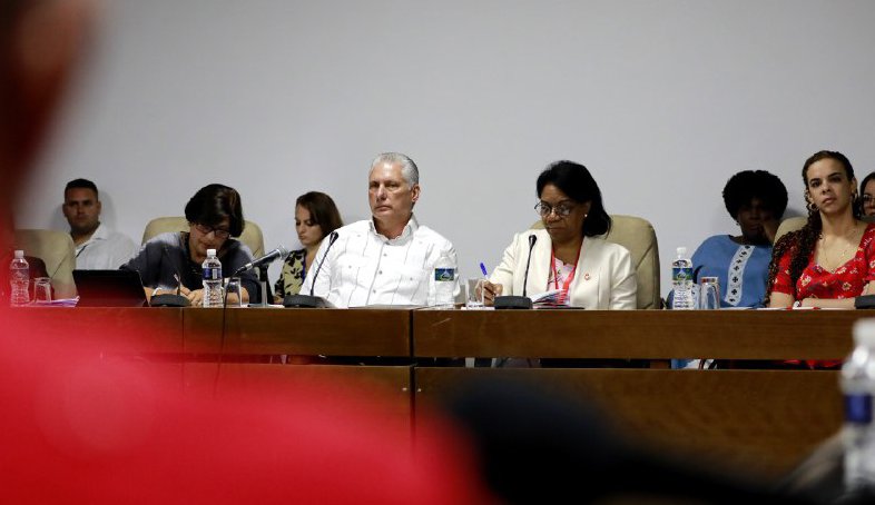 Presidente cubano asiste a debate sobre adelanto de la mujer