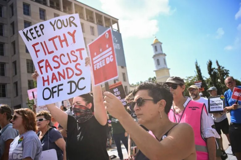 Residentes de Washington protestan contra plan de Trump de controlar la capital estadounidense