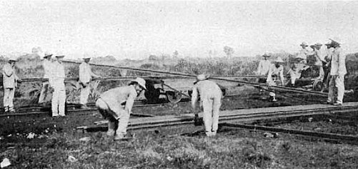 Un verdadero ejército de hombres de distintas procedencias levantó los fuertes y tendió la línea del ferrocarril de la trocha sobre pantanos y bosques cerrados por los mosquitos.