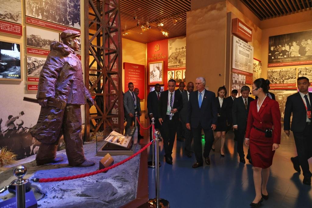 Presidente de Cuba destaca al socialismo como base de logros de China