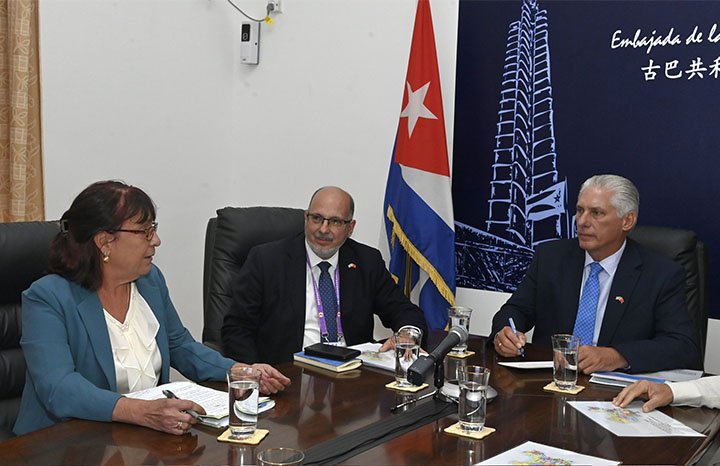 Presidente de Cuba intercambia con colaboradores de la salud en China