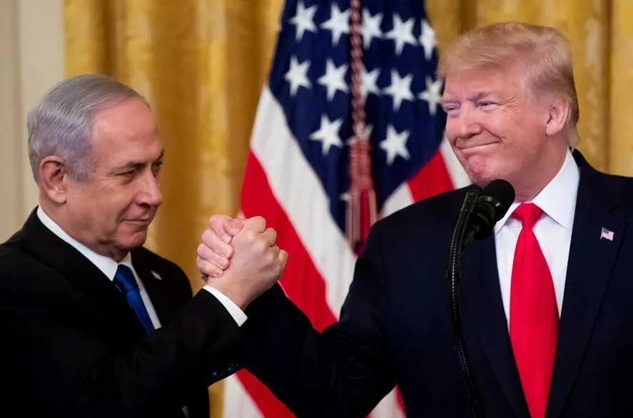 Donald Trump estrecha la mano de Benjamín Netanyahu.