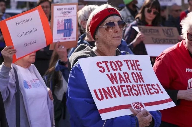 El gobierno de Trump le está haciendo la guerra a las universidades