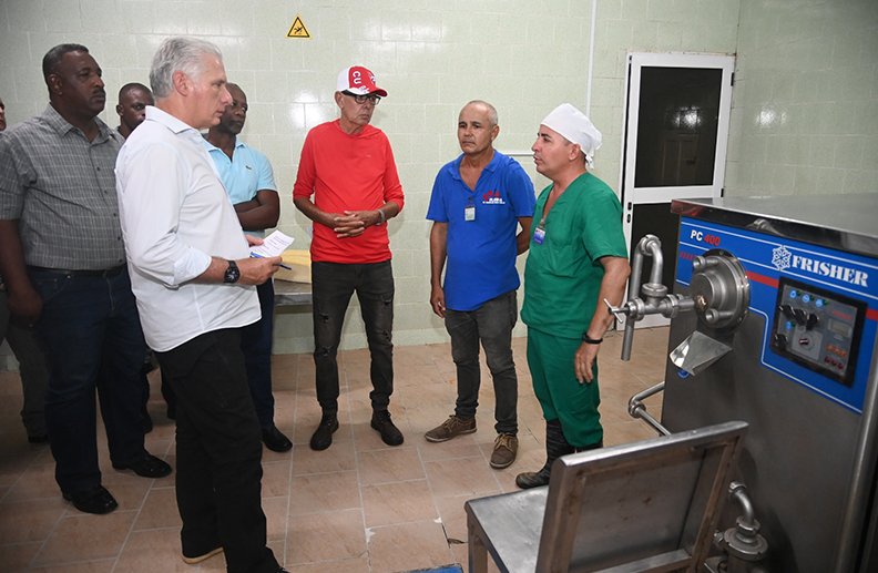 En el municipio de Florida, el Jefe de Estado recorrió centros económicos importantes del territorio.