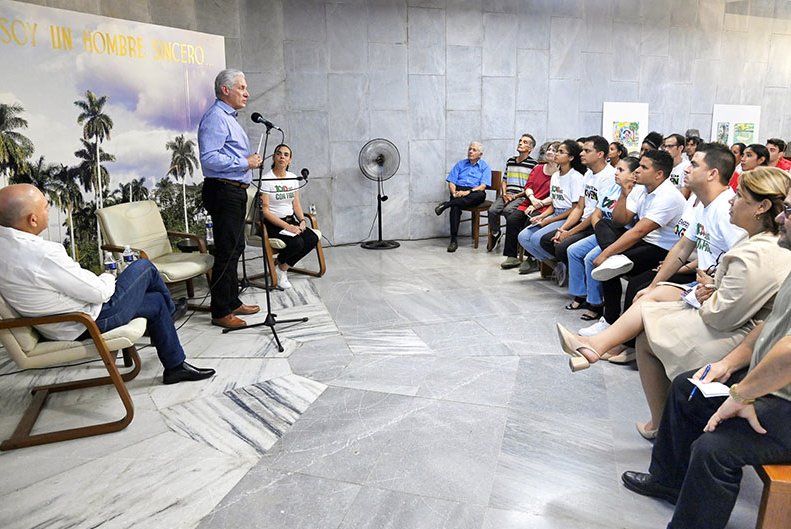 El Jefe de Estado cubano reflexionó en su intervención sobre tres conceptos que marcan la historia de la UJC y que están contenidos en su lema: estudio, trabajo y fusil.