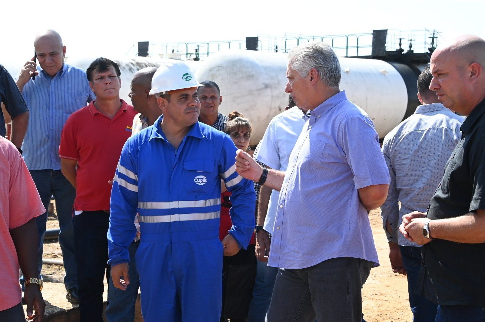 Con el director del centro colector Pina, Liusvany García, el mandatario conoció sobre el proceso productivo, las condiciones de trabajo y las limitaciones materiales que enfrentan.
