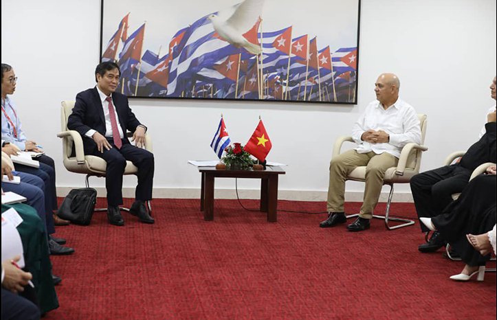 Encuentro de Roberto Morales Ojeda con delegación del Partido Comunista de Vietnam