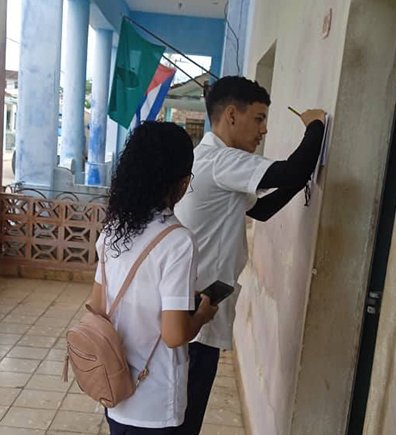 Frente a la compleja situación epidemiológica que presenta Matanzas, cerca de 2 500 estudiantes de la Universidad de Ciencias Médicas de Matanzas (UCMM) desarrollan actualmente acciones vinculadas con la lucha contra las arbovirosis, dentro de un territorio que mantiene altos índices de enfermos por chikungunya y dengue. Según destaca la Agencia Cubana de Noticias, la presidenta de la Federación Estudiantil Universitaria en esa la institución, Sunay de la Caridad Pérez Borroto, explicó recientemente que las principales acciones del alumnado están relacionadas con las labores de pesquisa y el focal de carácter no técnico, las cuales se concentran en áreas identificadas de riesgo, aunque abarcan zonas de los 13 municipios del occidental territorio. Entre los procedimientos habituales destaca la identificación de pacientes con síntomas o signos subjetivos de arbovirosis para, posteriormente, informar al equipo básico de salud, además de la detección y eliminación de posibles riesgos ambientales y criaderos de mosquitos dentro de las viviendas, argumentó la líder estudiantil universitaria. Señaló Pérez Borroto que las acciones se ejecutan en coordinación con el Hospital Pediátrico Eliseo Noel Caamaño y con apoyo de profesionales de la dirección provincial de Salud y el Ministerio de Salud Pública, enfrascados en ofrecer atención de calidad y promoción en el actual contexto epidemiológico. Arístides L. García Herrera, rector de la UCMM, apuntó que el apoyo de los estudiantes a la batalla contra las arbovirosis constituye otra muestra del compromiso de los futuros galenos con el pueblo de Matanzas, antes demostrado en otras misiones en tiempos de la COVID-19 y en programas priorizados como el materno infantil, entre otros. Resulta necesario subrayar que la presencia de los alumnos en estas misiones no es nueva y forma parte del currículo básico de formación, específicamente en el apartado de trabajo comunitario integrado, hizo notar García Herrera, también diputado a la Asamblea Nacional del Poder Popular por el municipio de Martí.