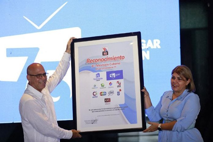 Reconocimiento de Miguel Díaz-Canel a la Televisión Cubana