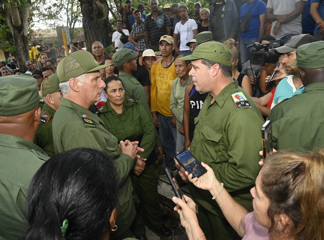 El Presidente cubano recorrió zonas afectadas por el huracán Melissa