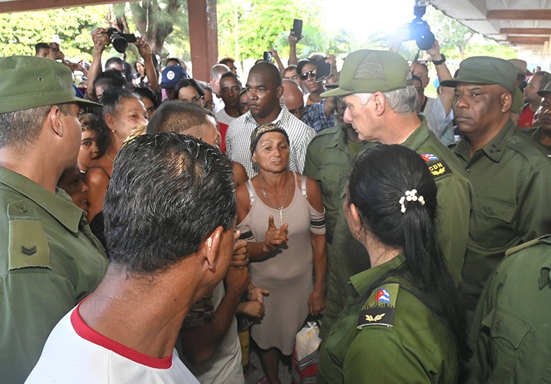El mandatario visitó también el centro de evacuación instalado en la escuela Batalla de Guisa.
