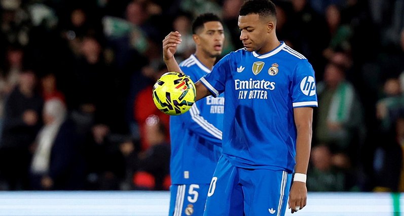 Un frustrado Kylian Mbappe mira la pelota mientras el Real Madrid no puede pasar de un empate a dos contra el Elche.