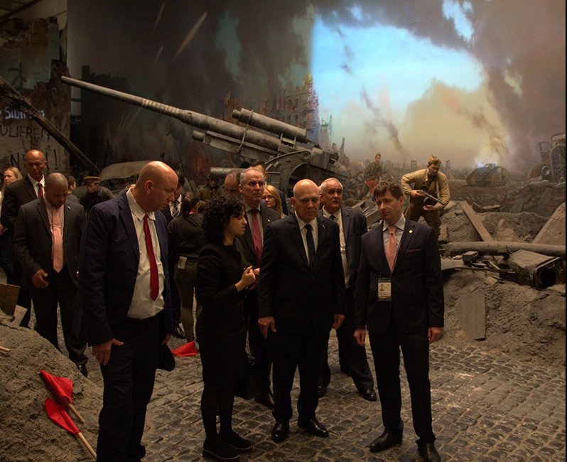 Al recorrer el Museo de la Gran Guerra Patria, Morales Ojeda señaló que es importante contar con sitios como estos para mantener la memoria histórica viva en momentos en que estamos enfrentando al imperialismo y una nueva etapa del fascismo.